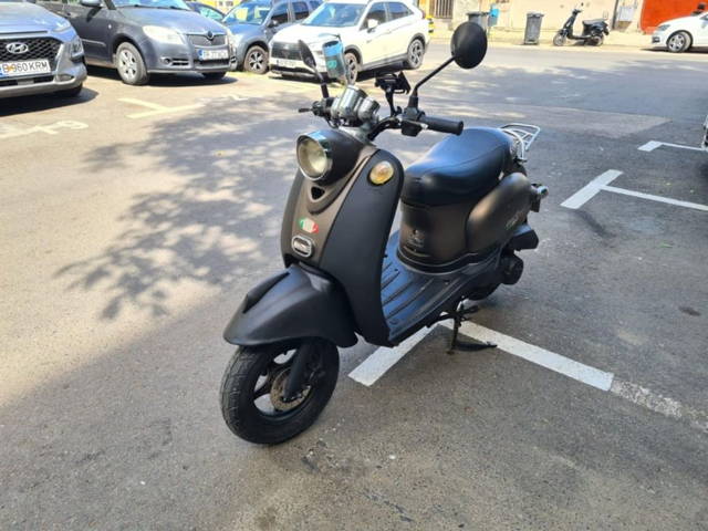 Vand scuter IVa fără permis.25 km  scuter Italia.49 cm 4 T .