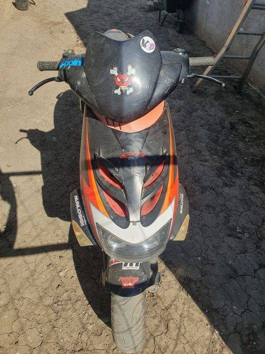 Vând sau dezmembrez scuter aprilia sr 50 2004