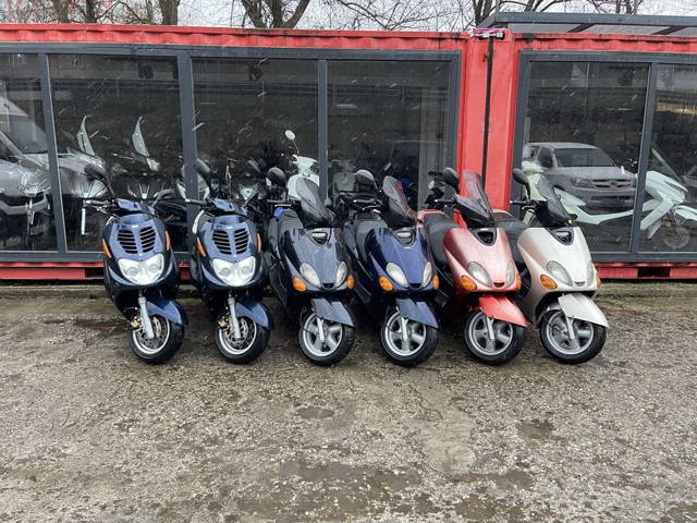 Crt moto vinde flota de 10 scutere yamaha