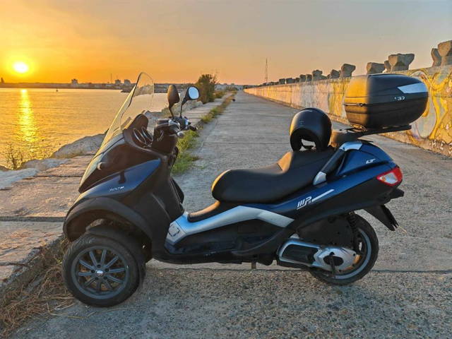 Scuter Piaggio mp3 300 se conduce cu categoria B