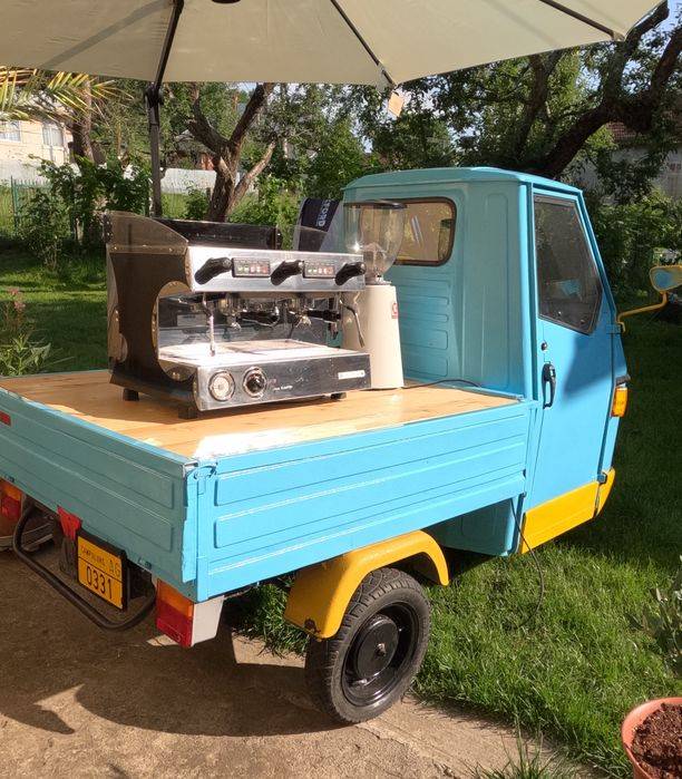 Vand piaggio ape pentru cafenea mobila cu tot cu rasnita si espressor!