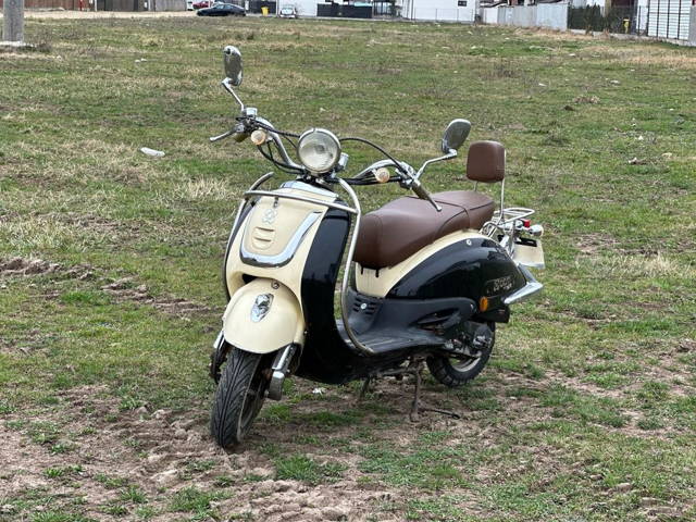 Vand scuter marca AGM model Retro motor 49 cc