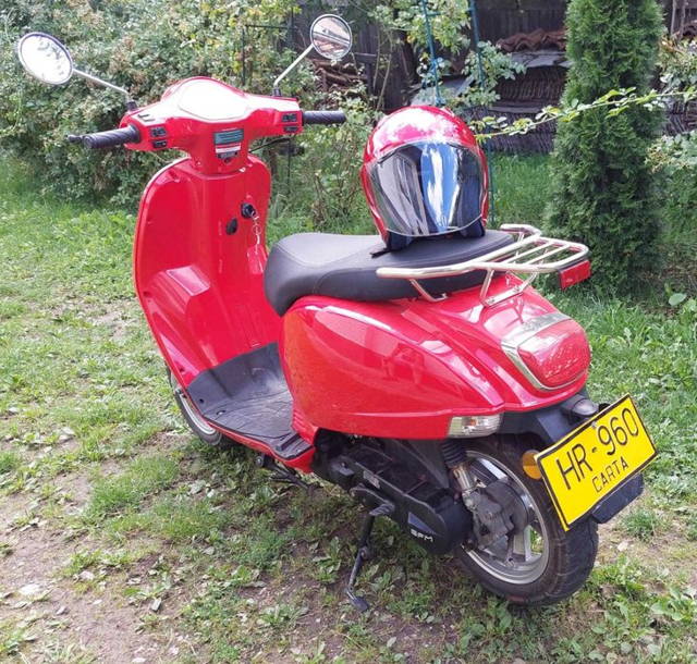 Scooterul SFM rosu
