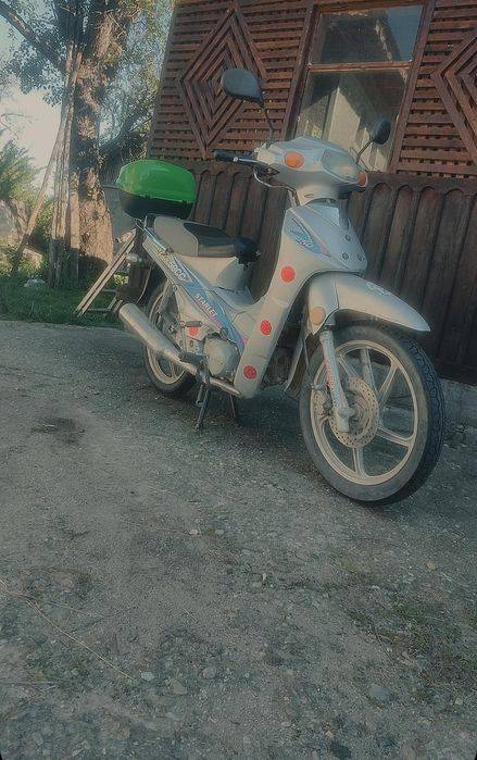Vând scuter loncim starlet