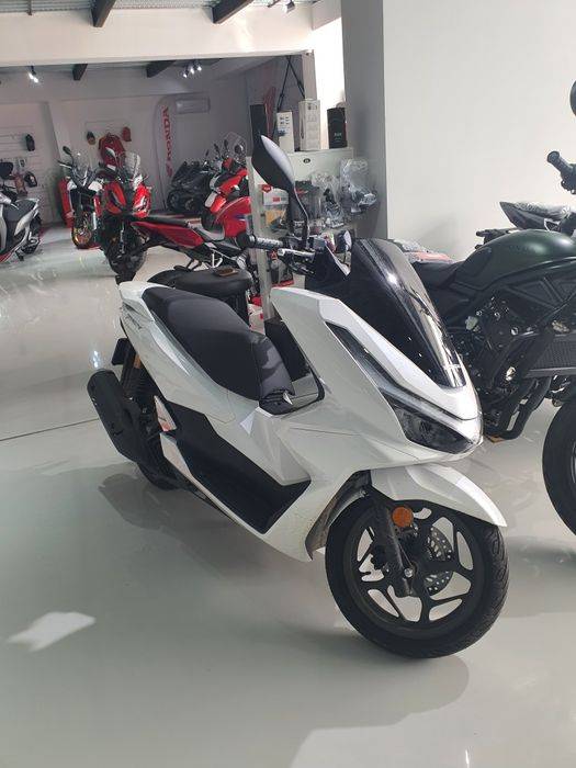 Scuter Honda PCX 125 model 2025 Permis B