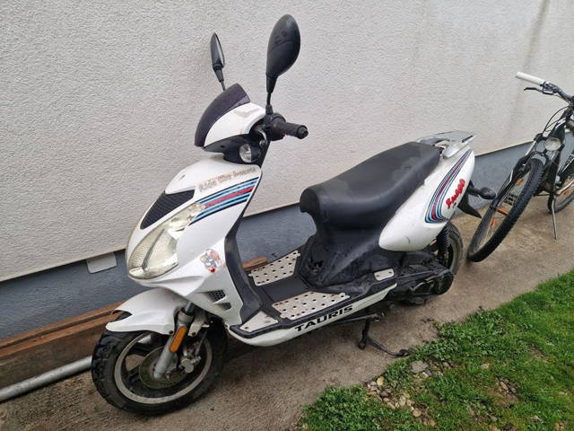 Vând scuter 49 cc