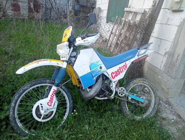 Vând cross Suzuki defect
