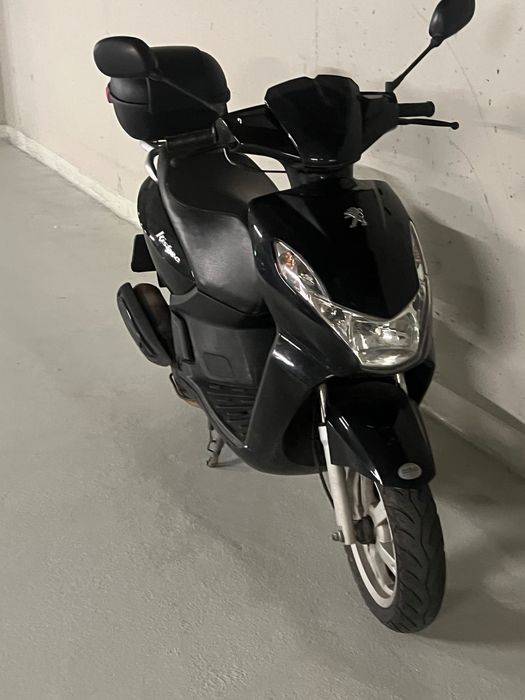 Vand PEUGEOT KISBEE 2016 negru 
Benzina 2T
50 cc