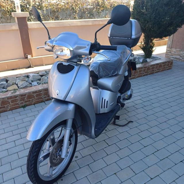 Vând scuter Aprilia Scarabeo 50 cm 4p timpi