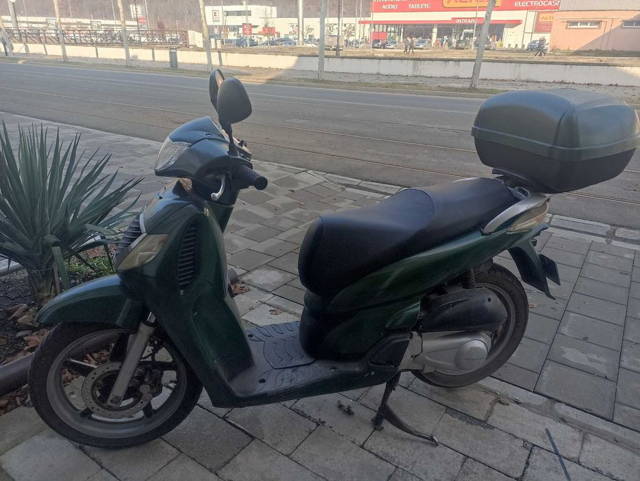 scuter honda sh 125 se conduce cu B