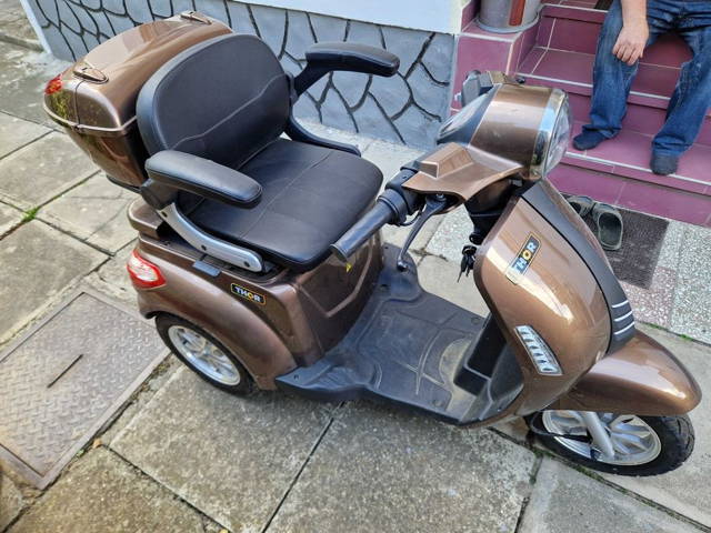 Scuter electric triciclu, max 25Km/h, nu necesita permis