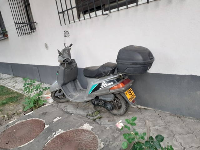 Motoscuter benzina  motor 49 cc.