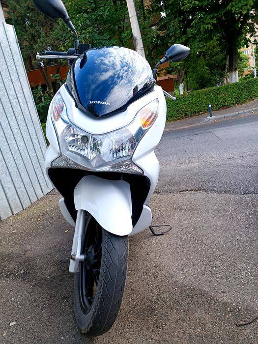 Scooter Honda PCX 125cm - 2 locuri , Top Case , 9 kw , categoria A, B