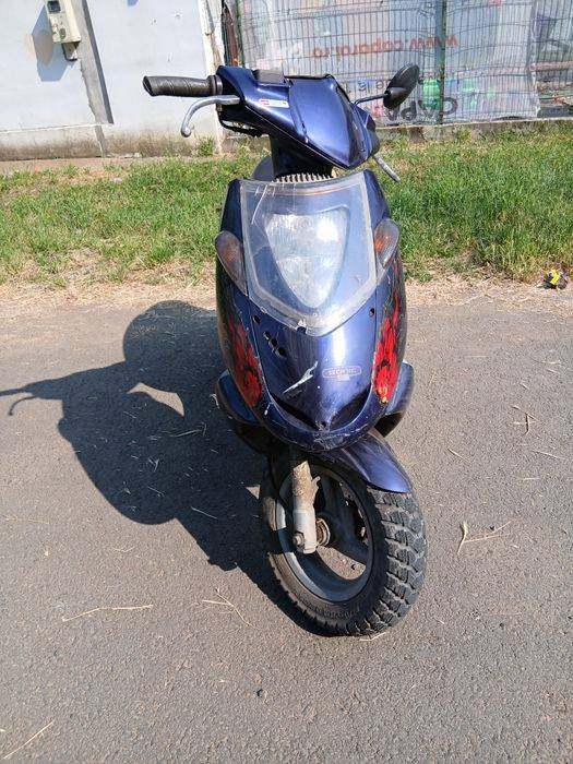 Vând scuter aprilia sonic cu acte de 80 motorul merge foarte bine