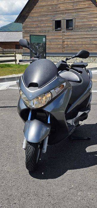 Suzuki Burgman 125 cc ( se conduce cu categoria B )