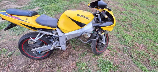 Dezmembrez suzuki gsxr 600 2002  cu acte in regula