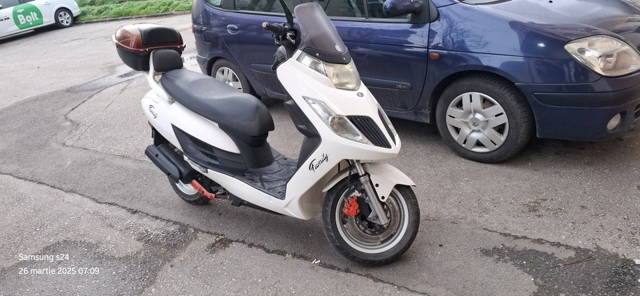 Scuter kymco 49 de cm patru timpi dar e foarte bună