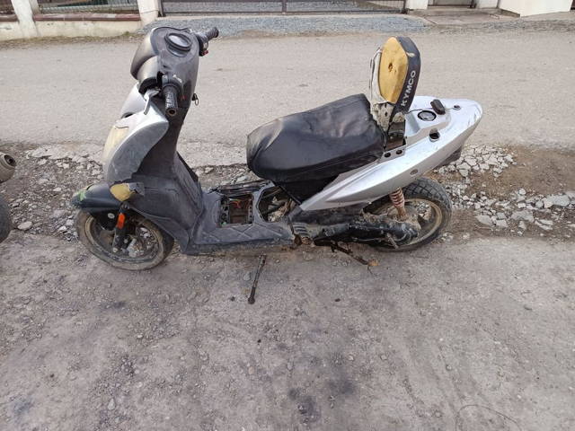 Vând scuter kymco