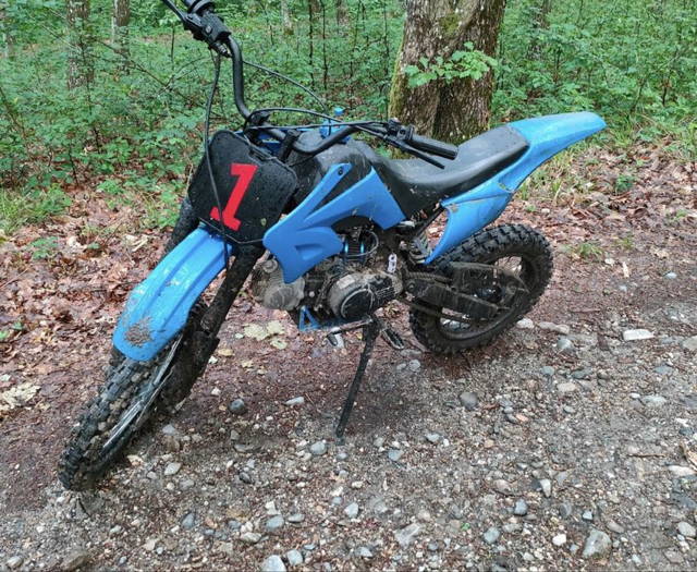 Cross 125cc cu acte .Singura defectiune este filetul de la bijie