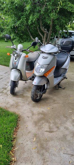 Vand 2 Scutere pret 2000 Lei  Negociabil