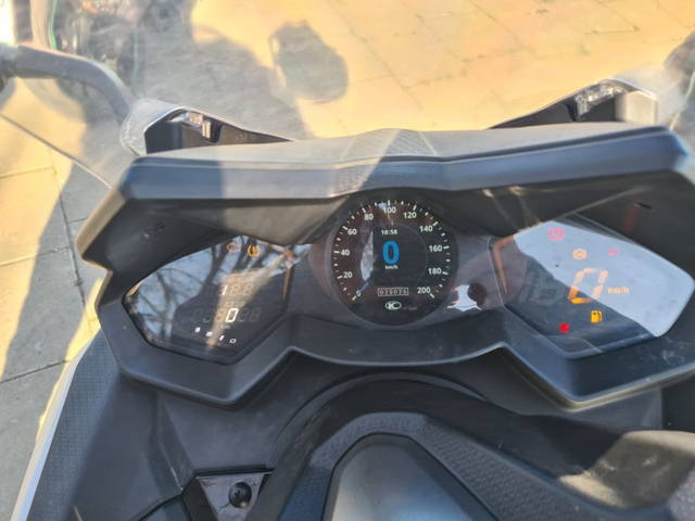 Maxiscuter KYMCO AK550