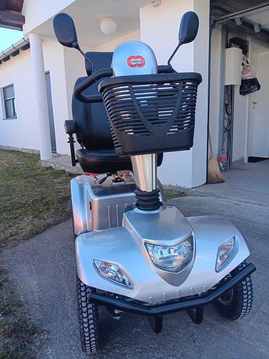 Scuter electric  cu 2 baterii de 12v 80Ah  viteza  maxima 10 km/h