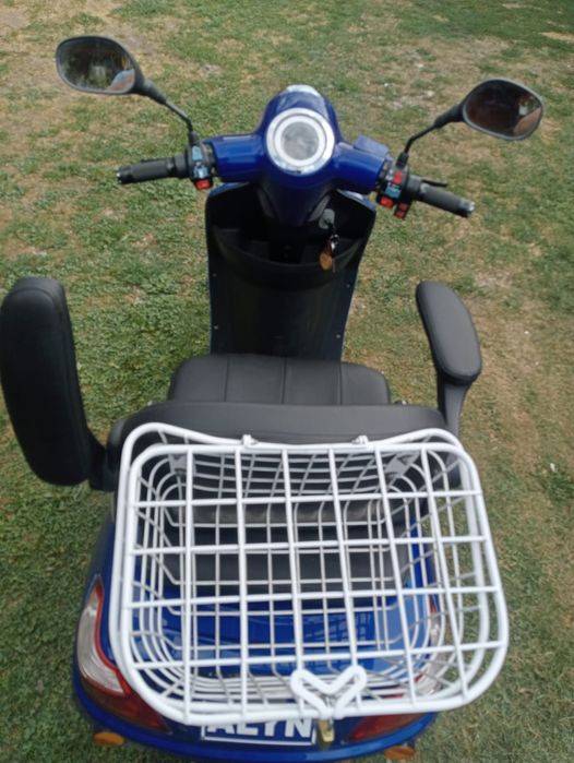 Moped electric cu 3 roti .