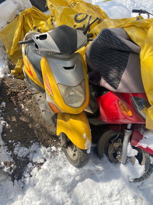 Vând scuter cu acte sau schimb cu cross  și mai dau un scuter de piese