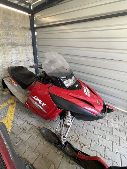 Snowmobil lynx rav 800
