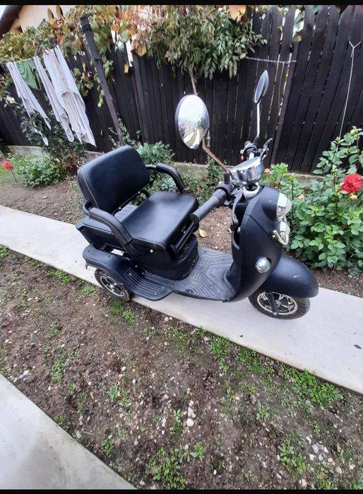 Triciclu electric confortabil – ideal pentru mobilitate urbană .