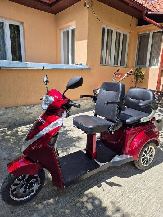 Scuter electric cu două locuri
