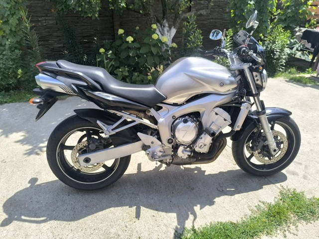 Motocicleta Yamaha FZ6N
