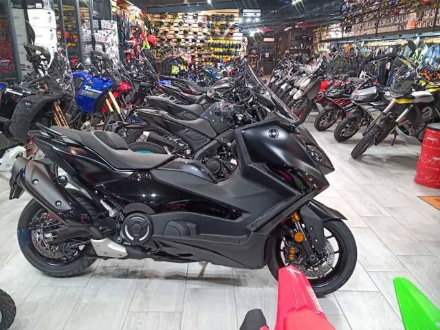 Yamaha TMax 560 nou PROMO- livrare prin EST BIKE Campina