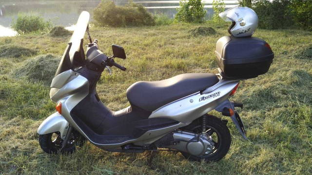 Vând motoscuter Suzuki de 150 cc, model EPICURO