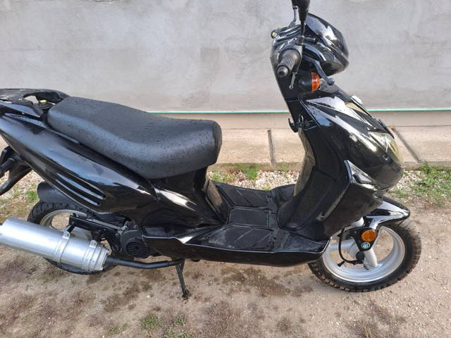 Vând scuter 49cc 4t