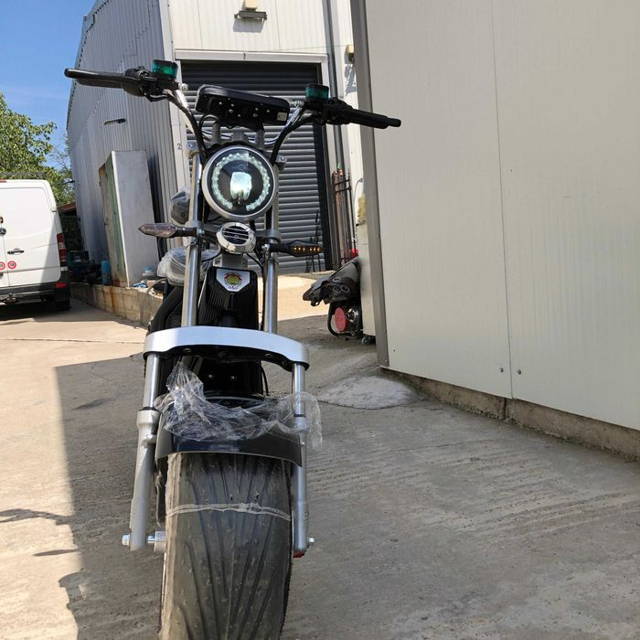 scuter electric model cu cartelă