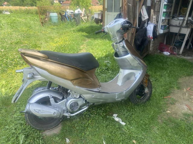 Vând scuter de 49cc, stare bună de funcționare, acte