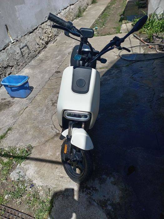 Scuterul este nou luat de o săptămână îl dau că plec din tara