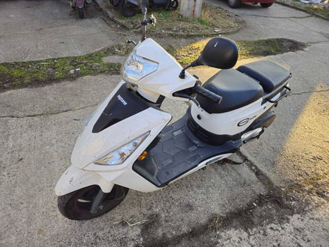 Vand Scuter 125 cc, ABS, benzina, 2023, 1800 euro sau Sym 49cc cu 1750