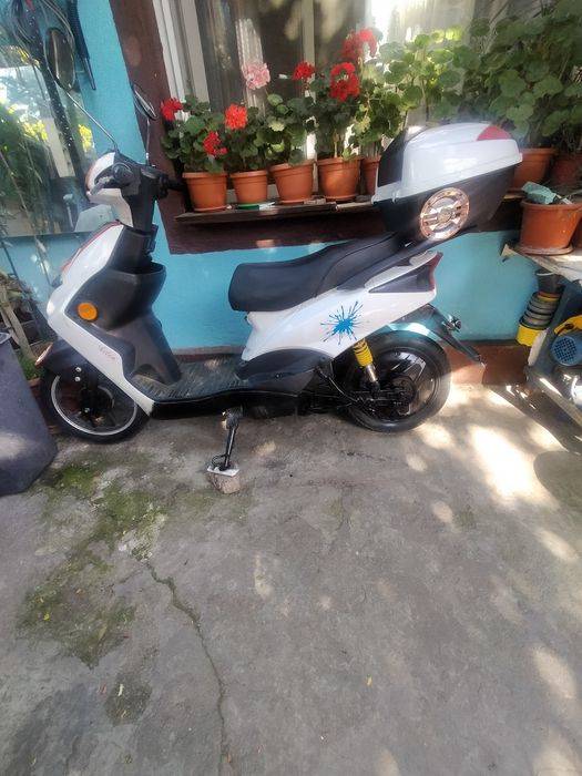 scuter electric stare buna dar necesita baterii fiind nefolosit.