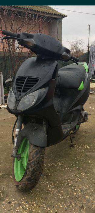 Vând scuter piaggio pe benzina in 2 timpi, scuterul este de 49cc este