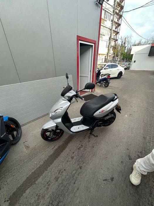 Scooter peugeot kisbee rs