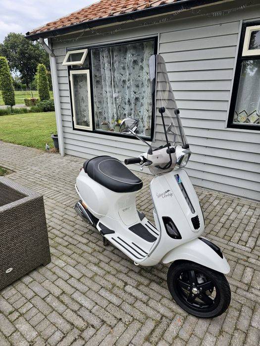 Scuter Vespa S alb 2015 motor 50 cmc 4 timpi Perfecta stare