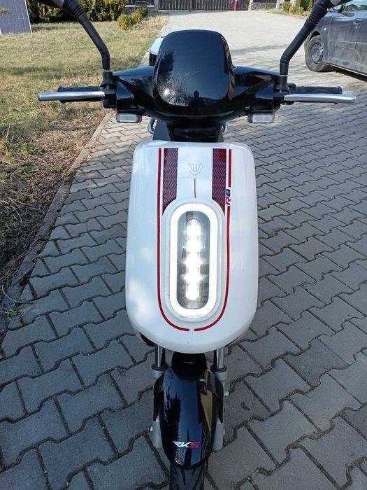 Scuter electric cu permis, baterie li-ion, doar 800km