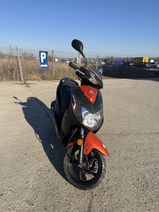 Inchiriez scutere Bolt Tazz