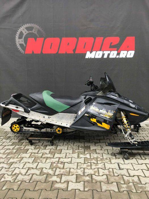 Snowmobil Ski-Doo MXZ - Negru