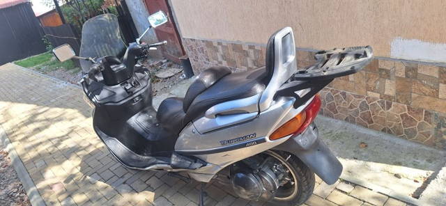 Vând scuter suzuki borcan 400 an 2001