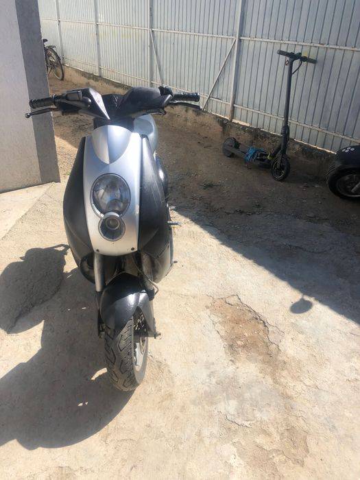 Se vinde scuter de 50cc cu setul nou in stare bună prețul este 700 lei
