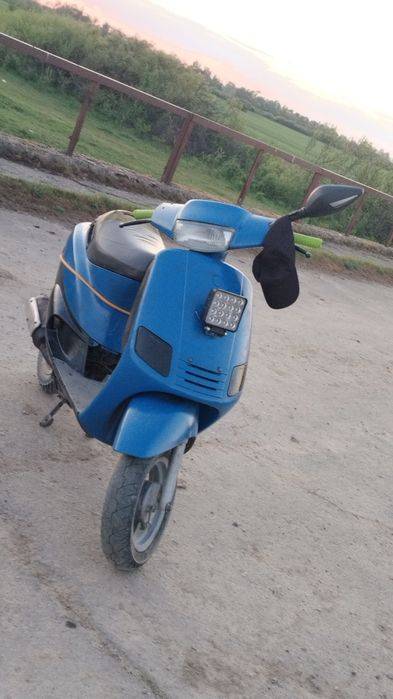 Vând scuter Piaggio zip 49 scuterul merge da necesita 2 segmenti