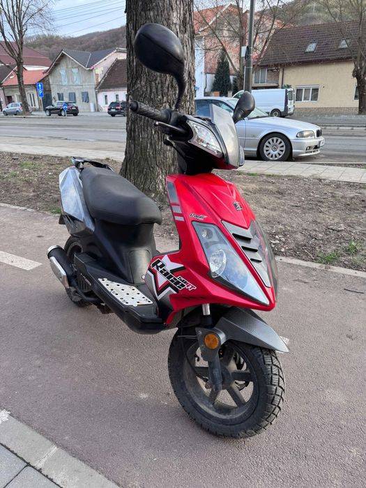 Vand scuter explorer 125 4t se poate cunduce cu B